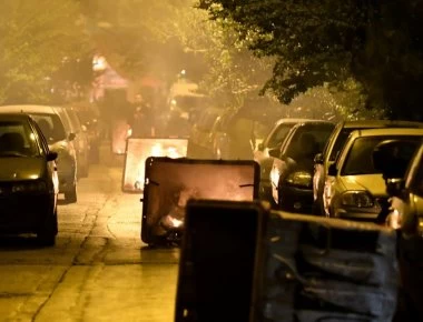 Εξάρχεια: «Βροχή» οι μολότοφ εναντίον των ΜΑΤ έξω από το Πολυτεχνείο